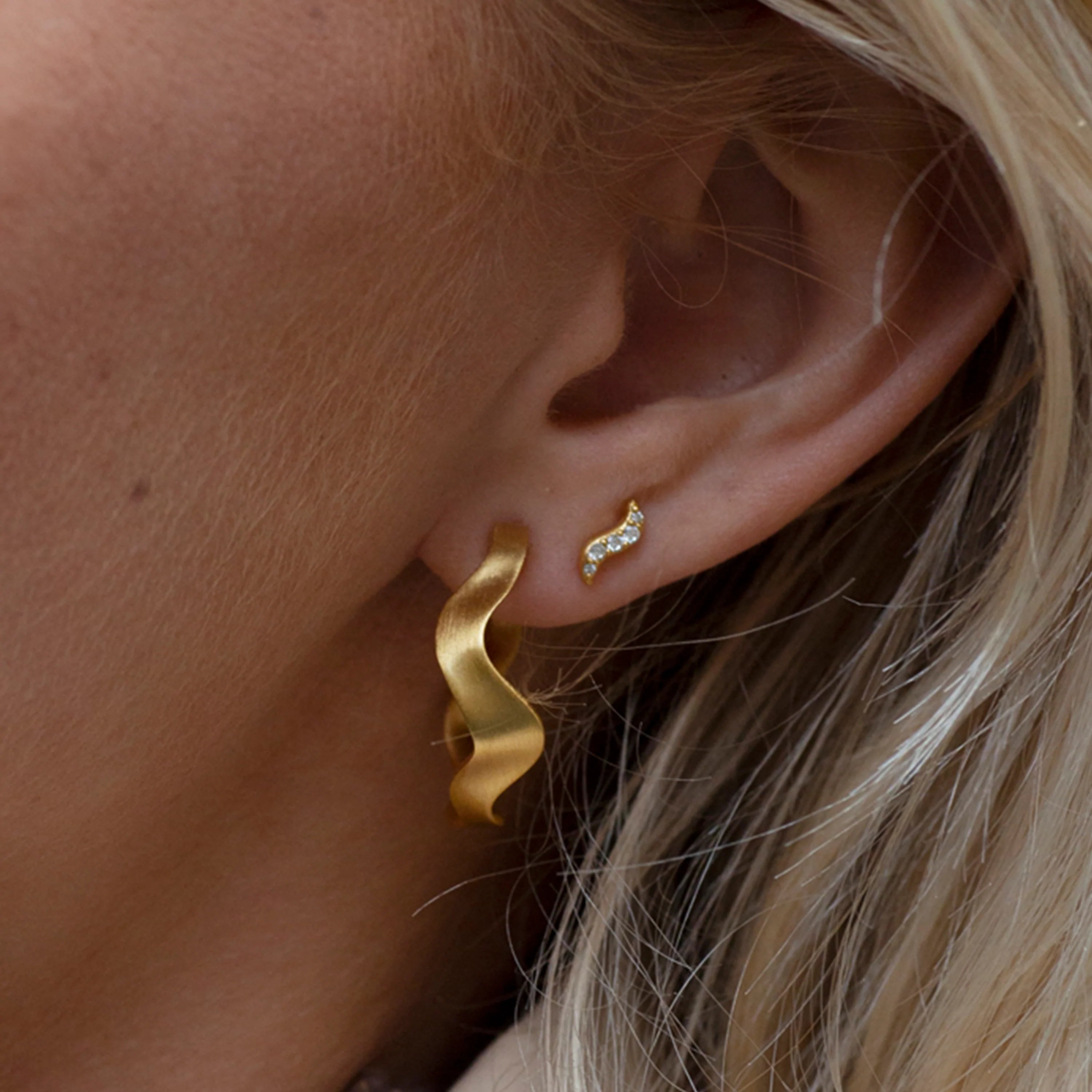 Wave studs sparkle