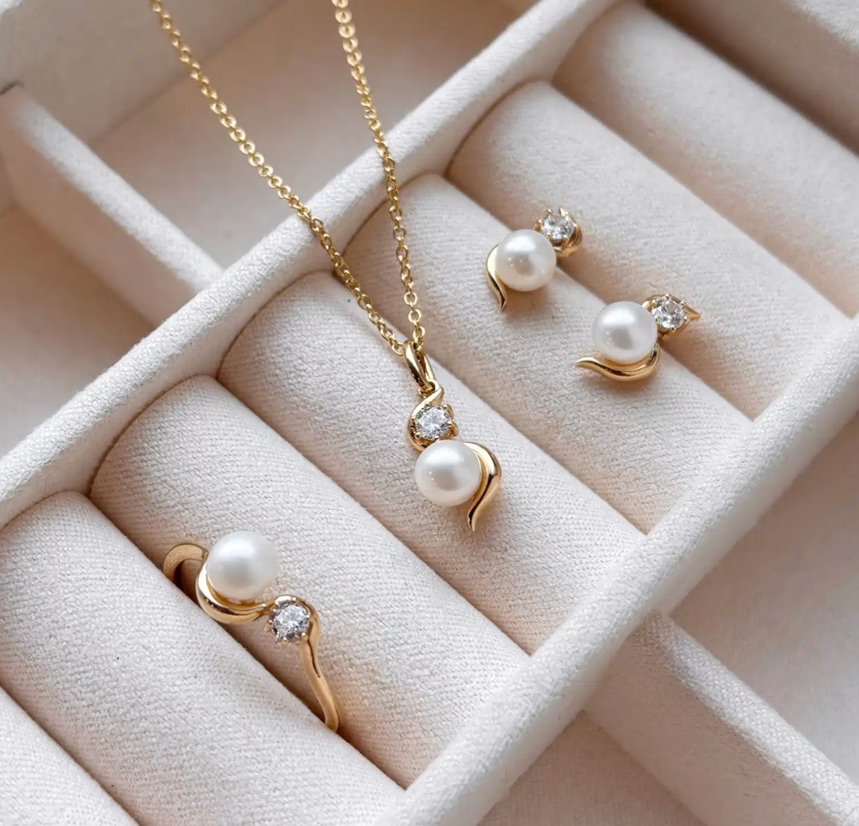 Halskæde i 8 kt m. Fv.perle & Synt. zirkonia